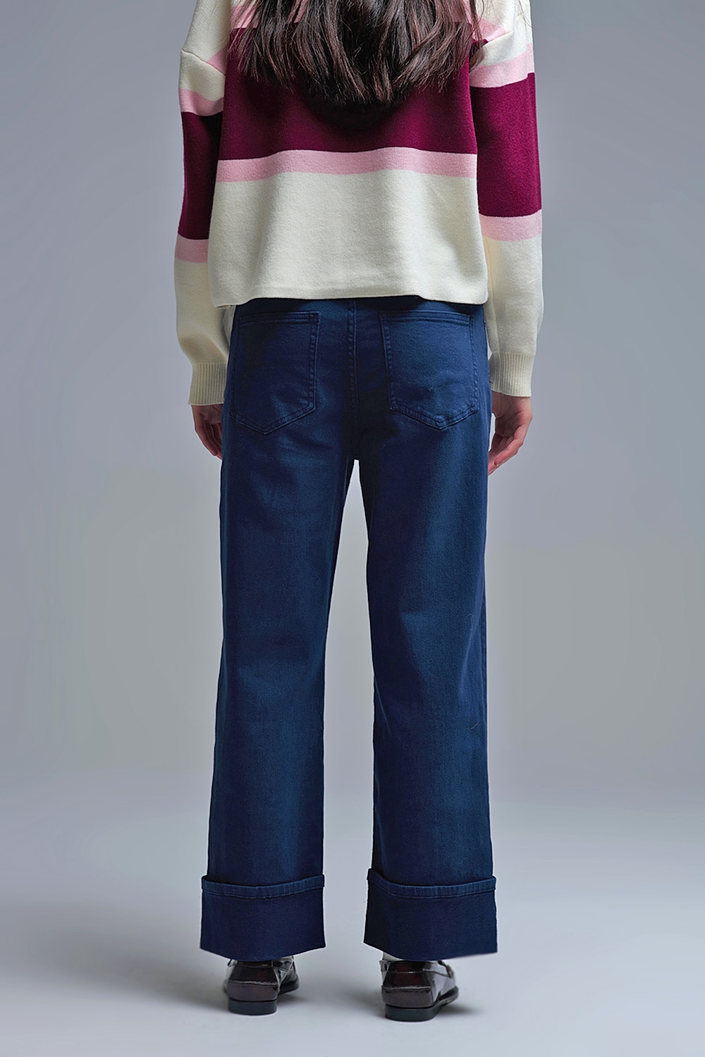 Pantal&oacute;n recto con bajo recortado en azul marino