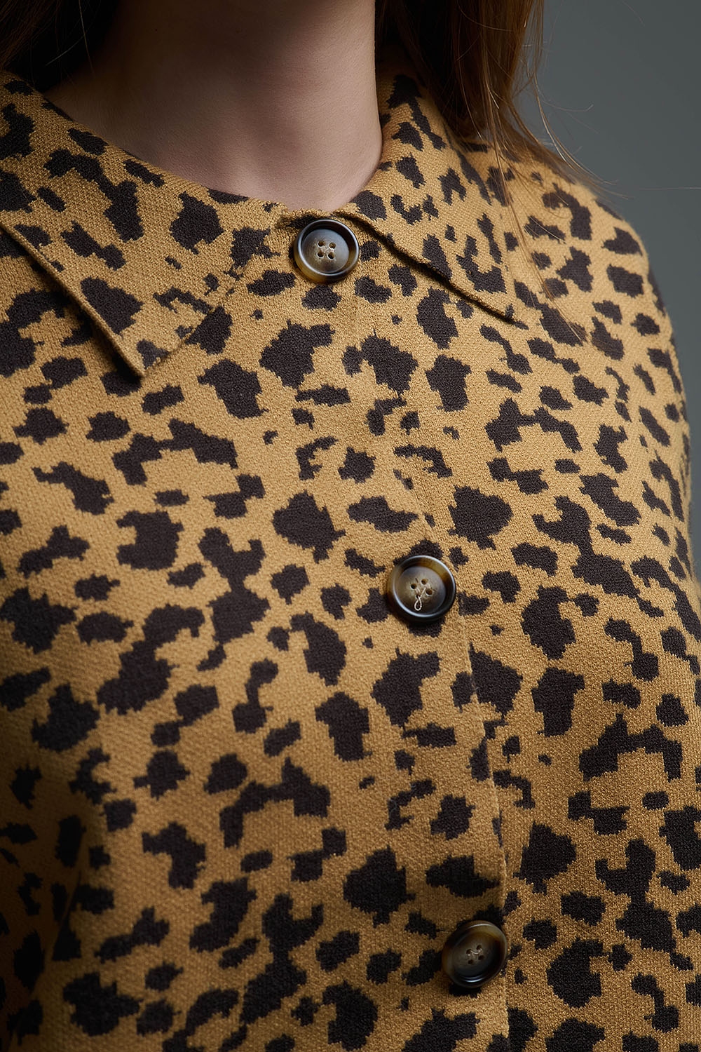 Chaqueta relajada con estampado de guepardo y cuello de polo Chaqueta relajada con estampado de guepardo y cuello de polo
