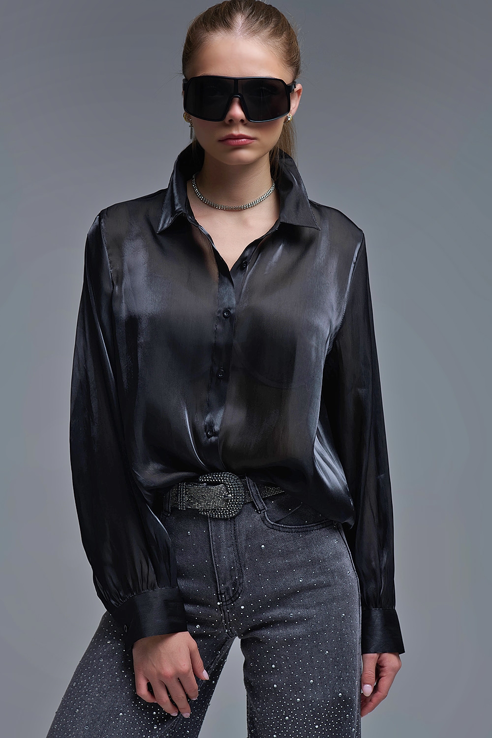 Elegante camisa negra de seda satinada