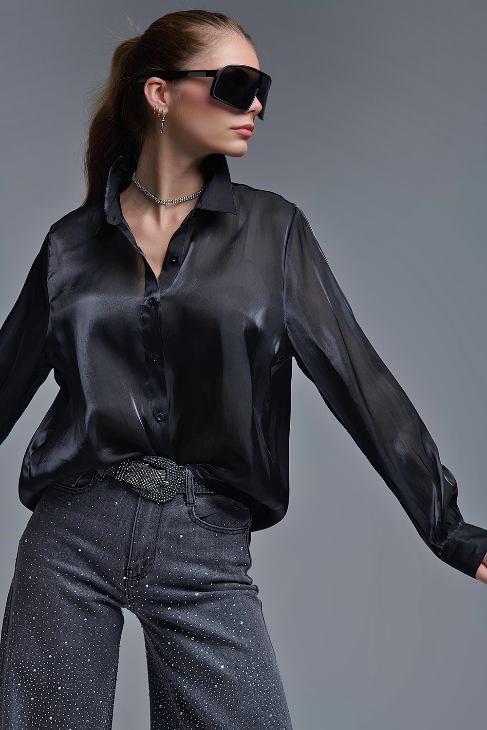 Elegante camisa negra de seda satinada