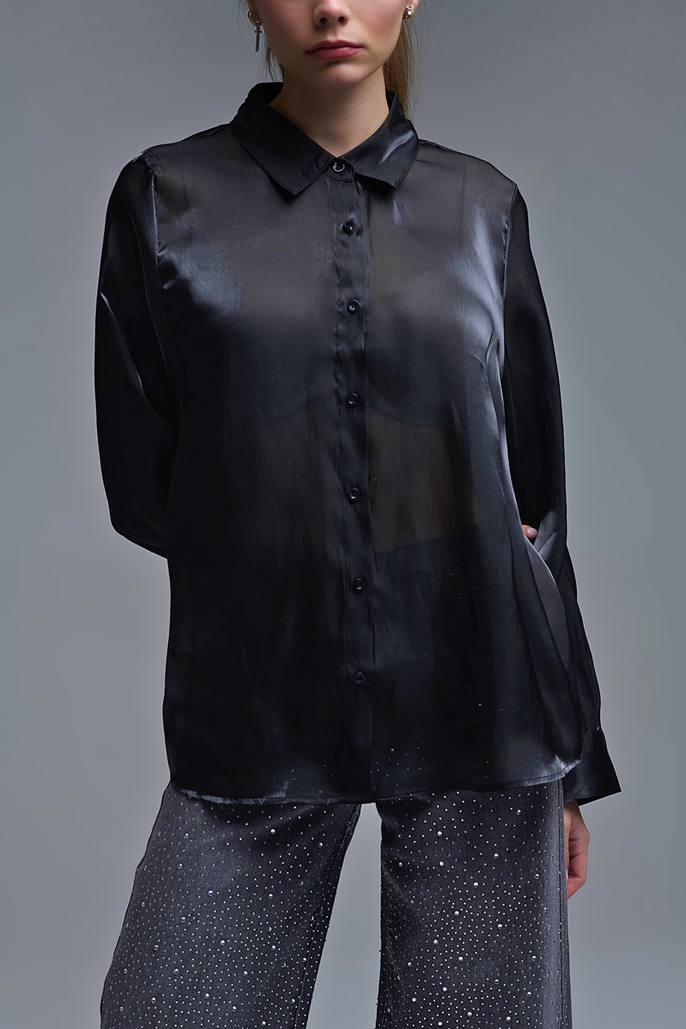 Elegante camisa negra de seda satinada