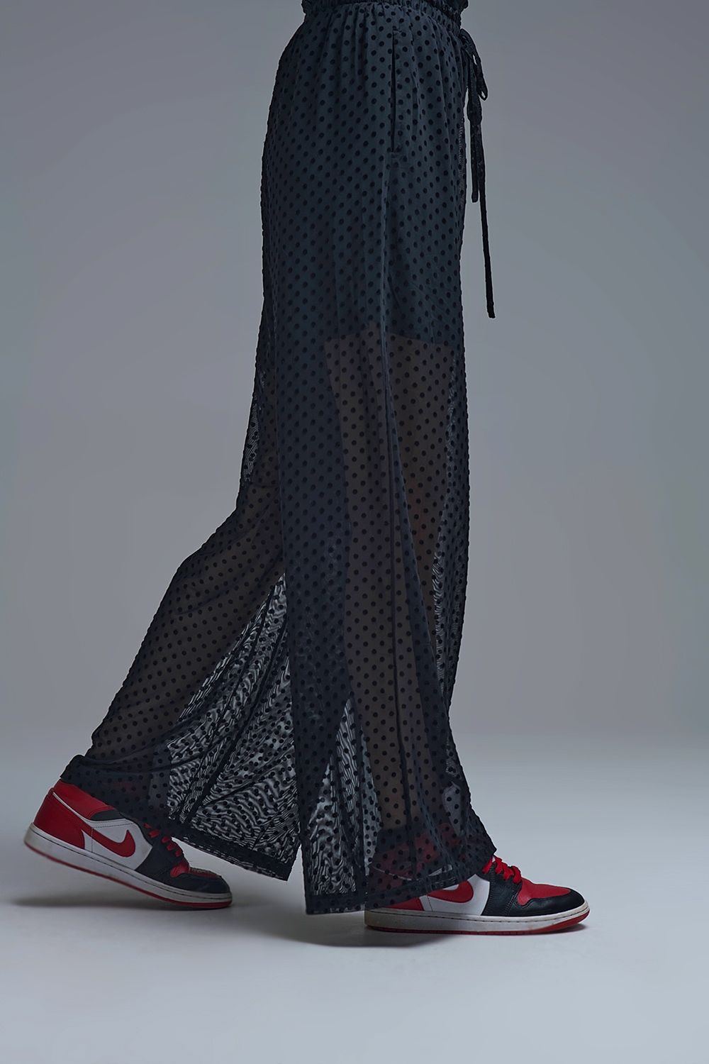 Elegantes pantalones negros de lunares transparentes
