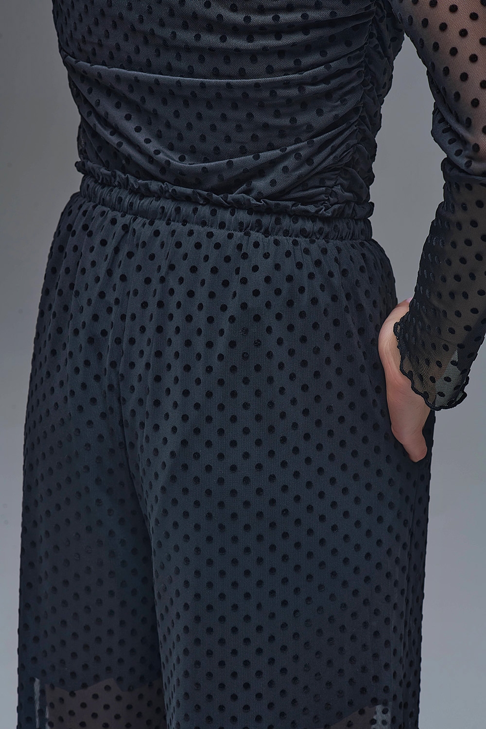 Elegantes pantalones negros de lunares transparentes