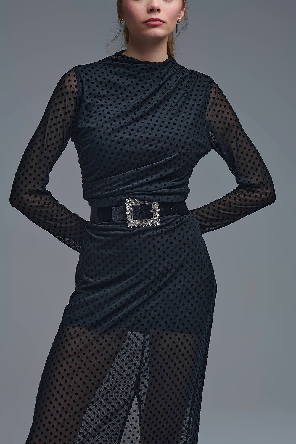 Elegante vestido negro de lunares transparentes
