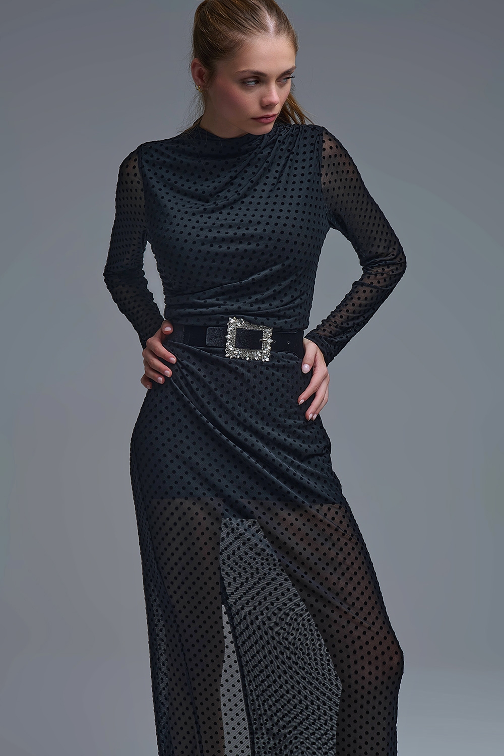 Elegante vestido negro de lunares transparentes