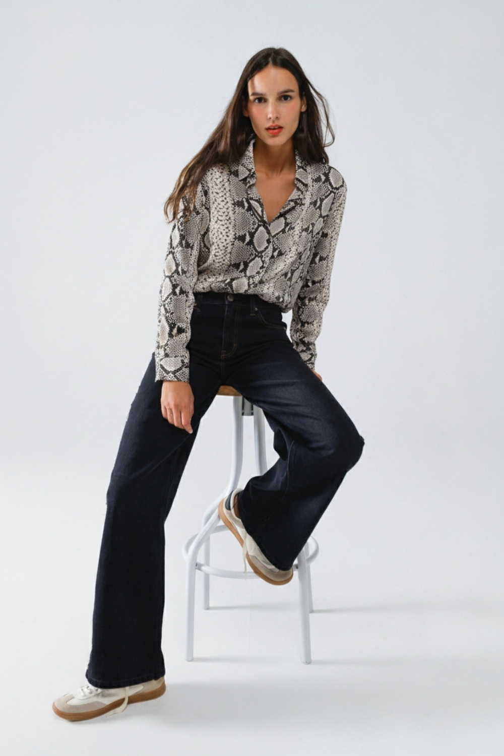 Camisa relajada con estampado de serpiente en gris