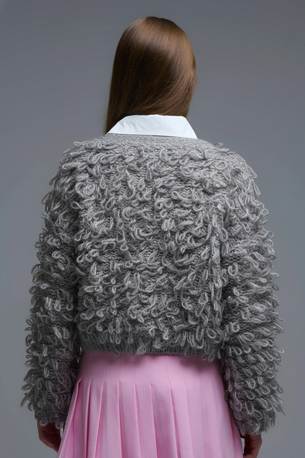 Chaqueta de punto grueso en gris con cuello en V y cierre de lazo frontal Chaqueta de punto grueso en gris con cuello en V y cierre de lazo frontal
