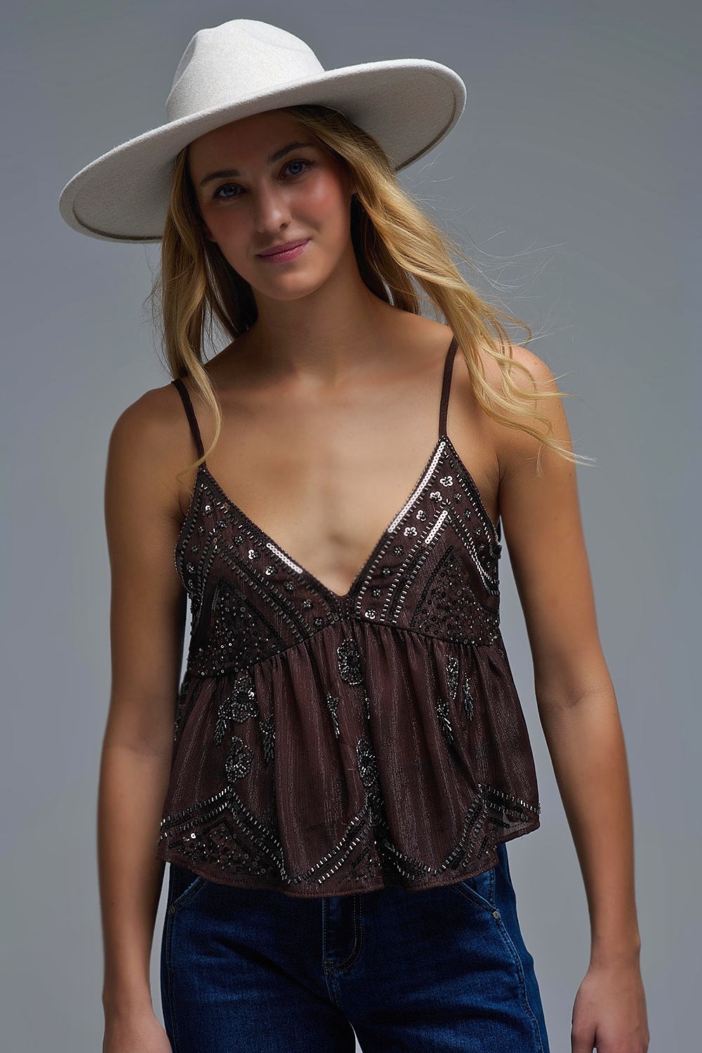 Camisola de lentejuelas en marrón con detalle floral embellecido Camisola de lentejuelas en marrón con detalle floral embellecido