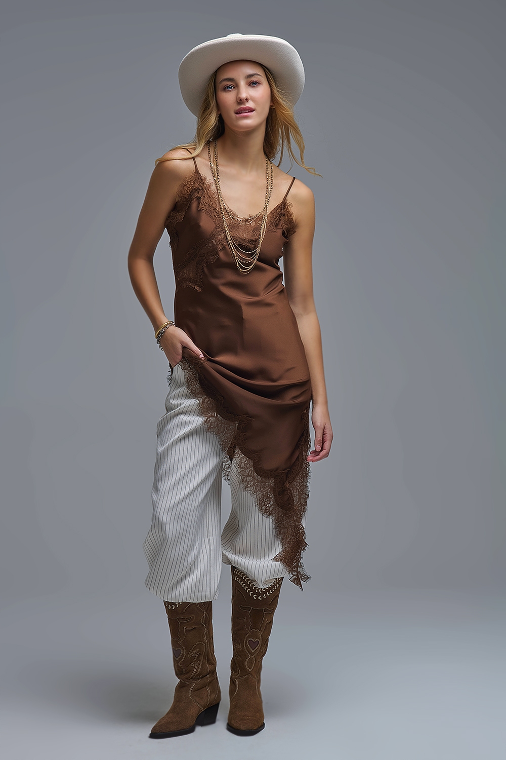 Vestido asim&eacute;trico de sat&eacute;n y encaje marr&oacute;n