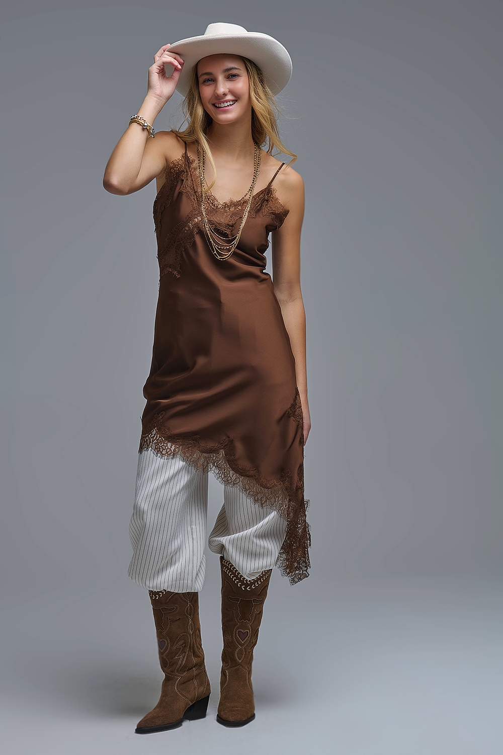 Vestido asim&eacute;trico de sat&eacute;n y encaje marr&oacute;n