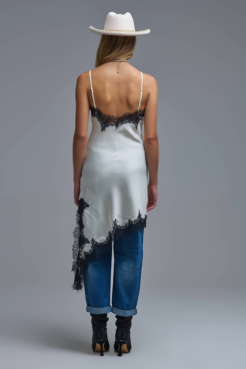 Elegante Vestido Asim&eacute;trico de Encaje de Raso Blanco