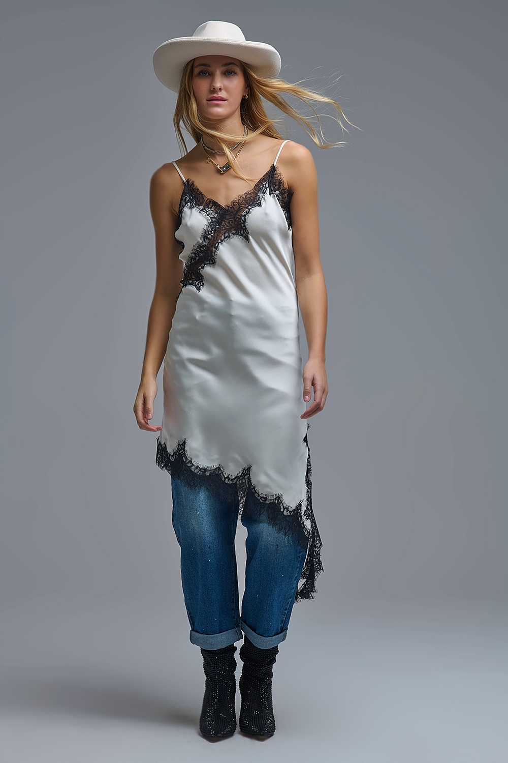 Elegante Vestido Asim&eacute;trico de Encaje de Raso Blanco