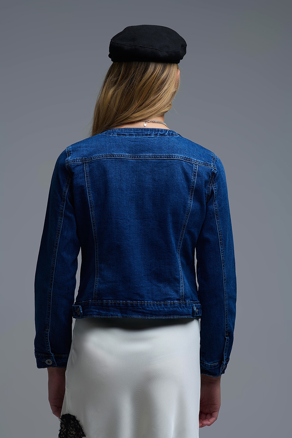 Chaqueta vaquera azul con adornos en denim el&aacute;stico