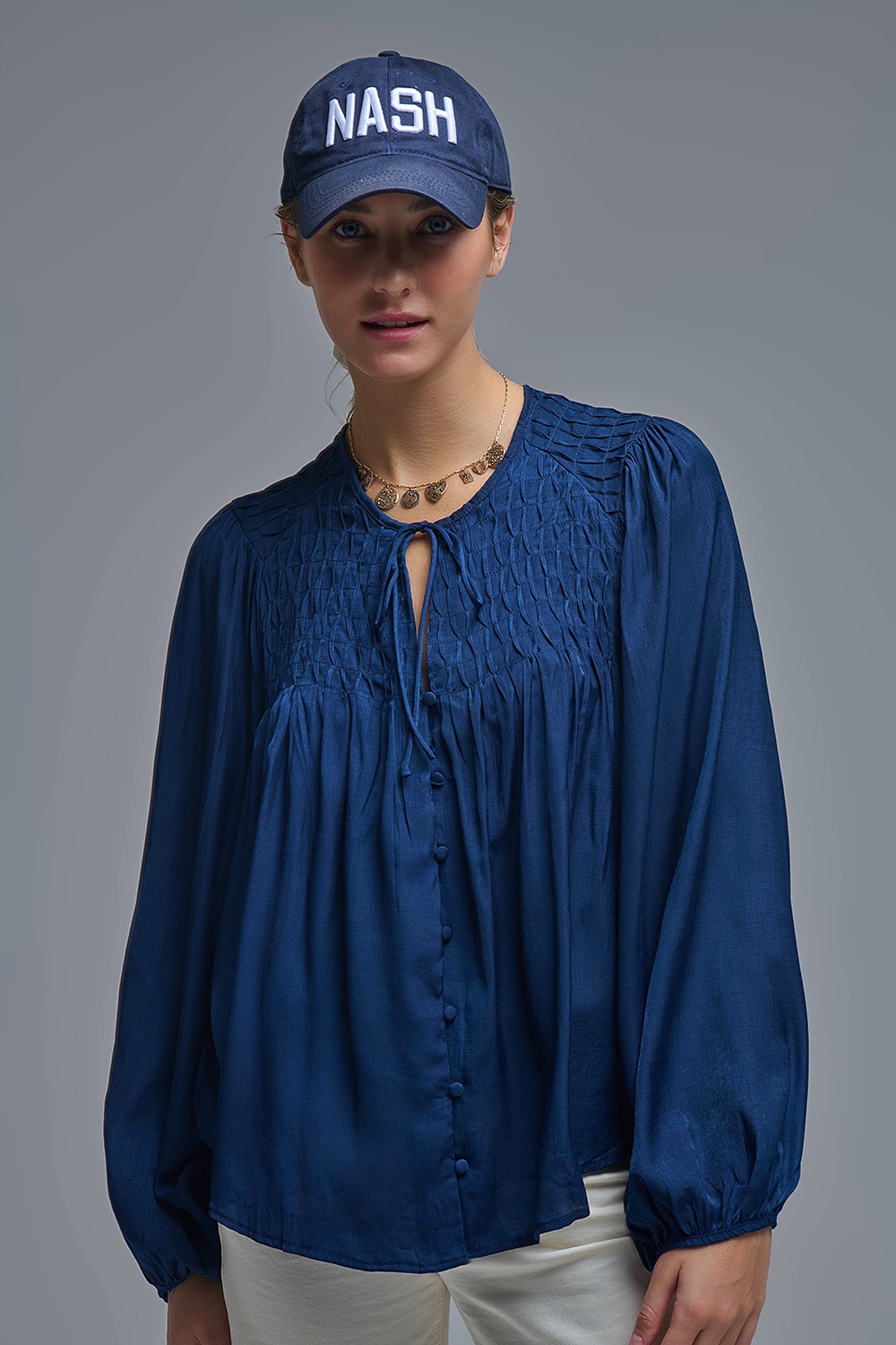 Elegante camisa de satén azul con encaje Elegante camisa de satén azul con encaje
