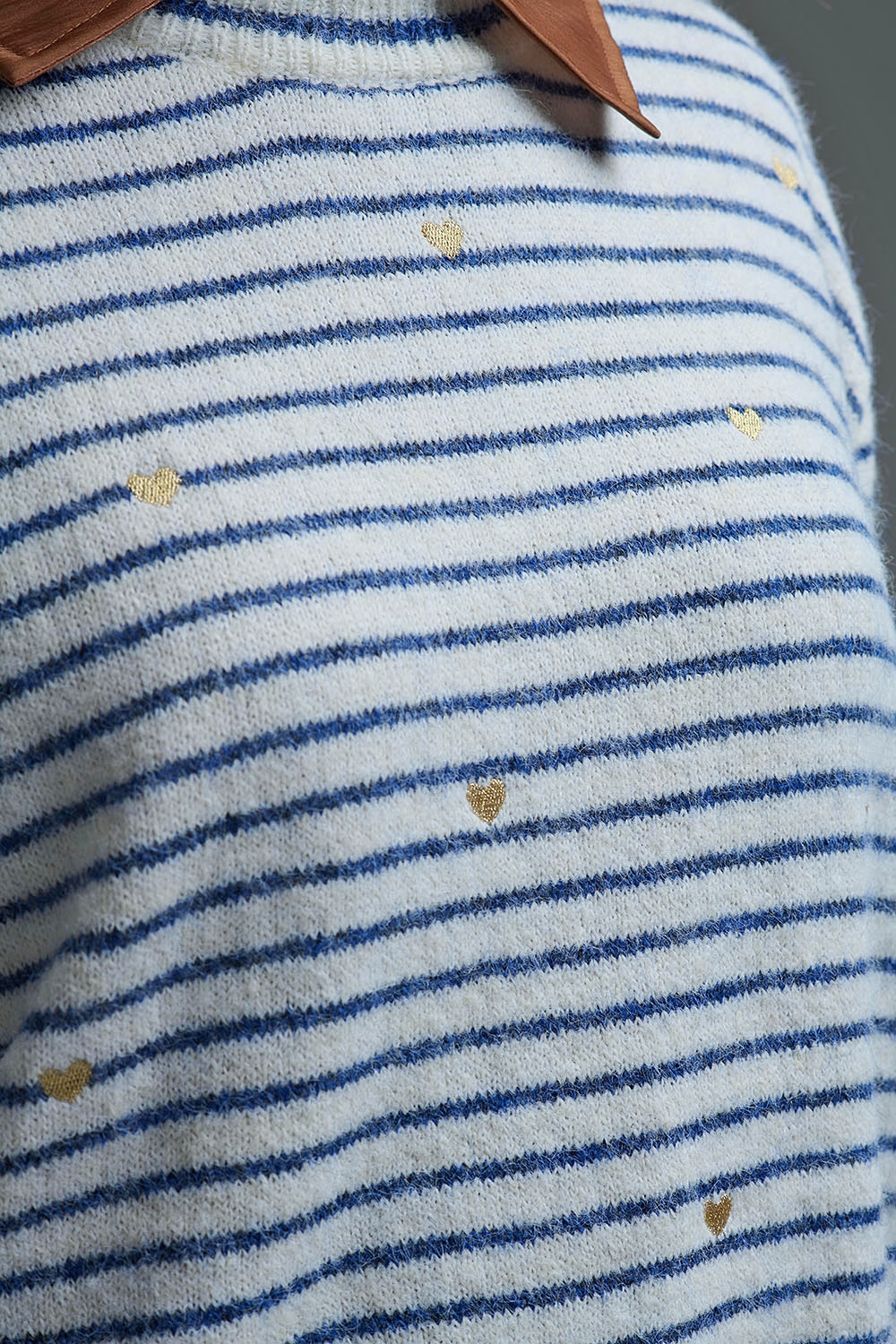 Jersey de punto con rayas azules y corazón dorado bordado Jersey de punto con rayas azules y corazón dorado bordado