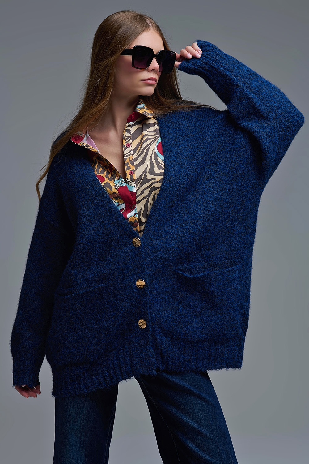 C&aacute;rdigan oversize en azul marino con botones y bolsillos dorados