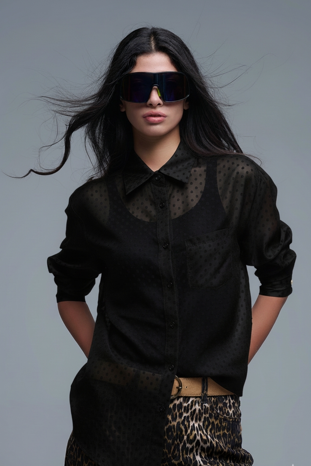 Camisa negra abotonada de lunares en gasa
