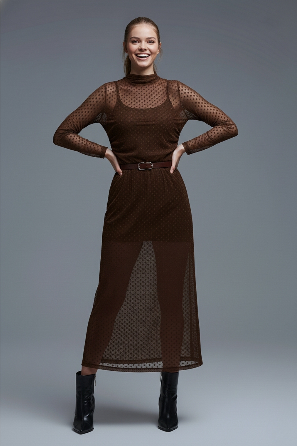 Maxivestido marr&oacute;n de lunares en tejido transparente
