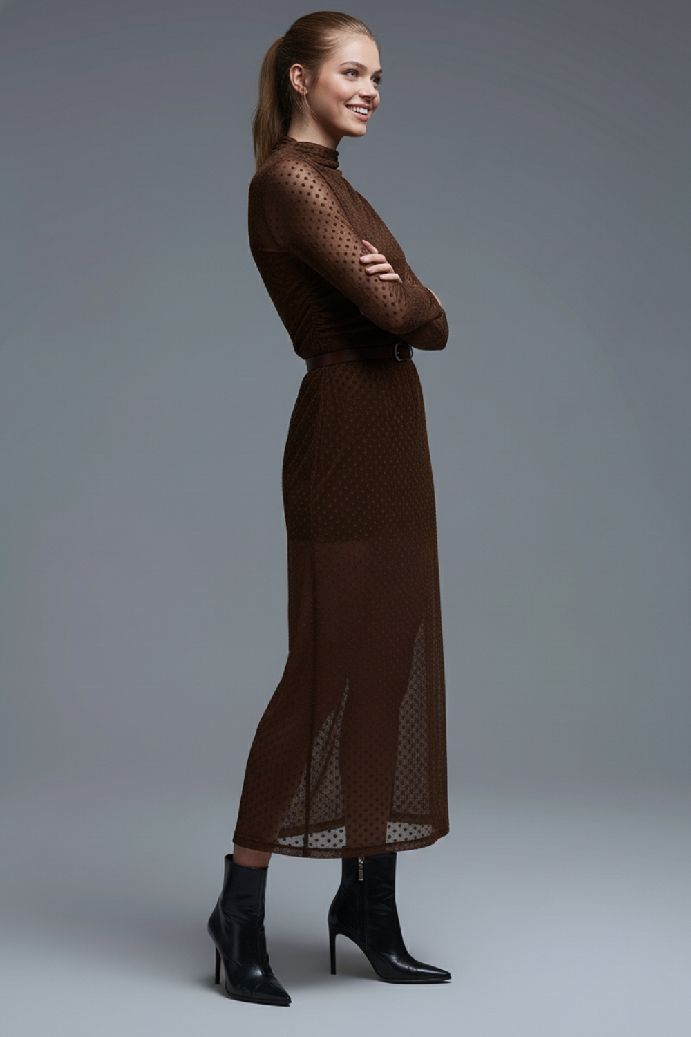 Maxivestido marr&oacute;n de lunares en tejido transparente