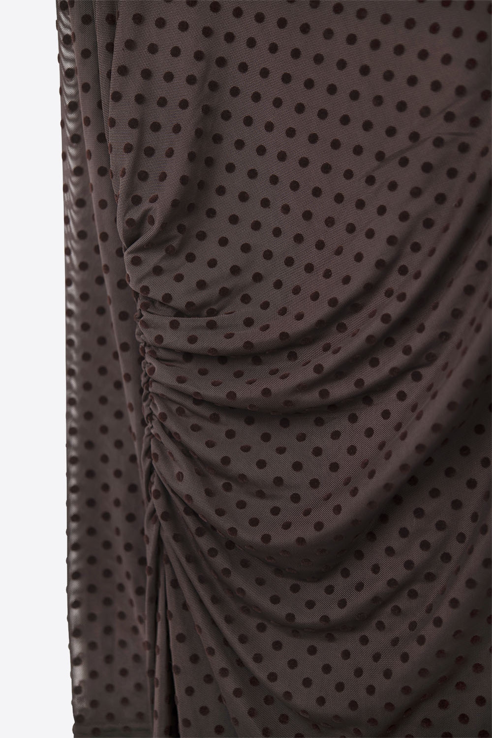 Maxivestido marr&oacute;n de lunares en tejido transparente