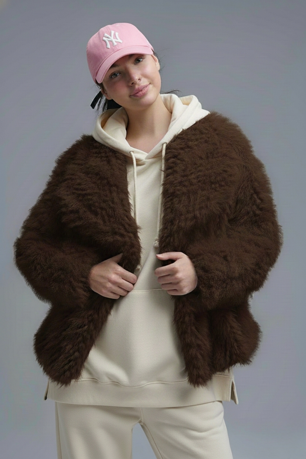 Chaqueta elegante de piel sint&eacute;tica marr&oacute;n con cuello ancho