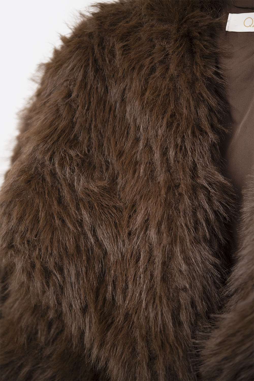 Chaqueta elegante de piel sint&eacute;tica marr&oacute;n con cuello ancho