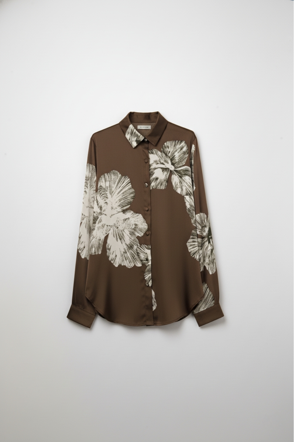 Blusa abotonada floral marr&oacute;n en tejido satinado