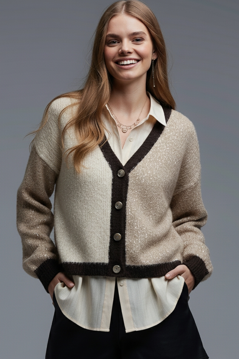Cárdigan con cuello en V y lentejuelas en colores beige y marrón Cárdigan con cuello en V y lentejuelas en colores beige y marrón