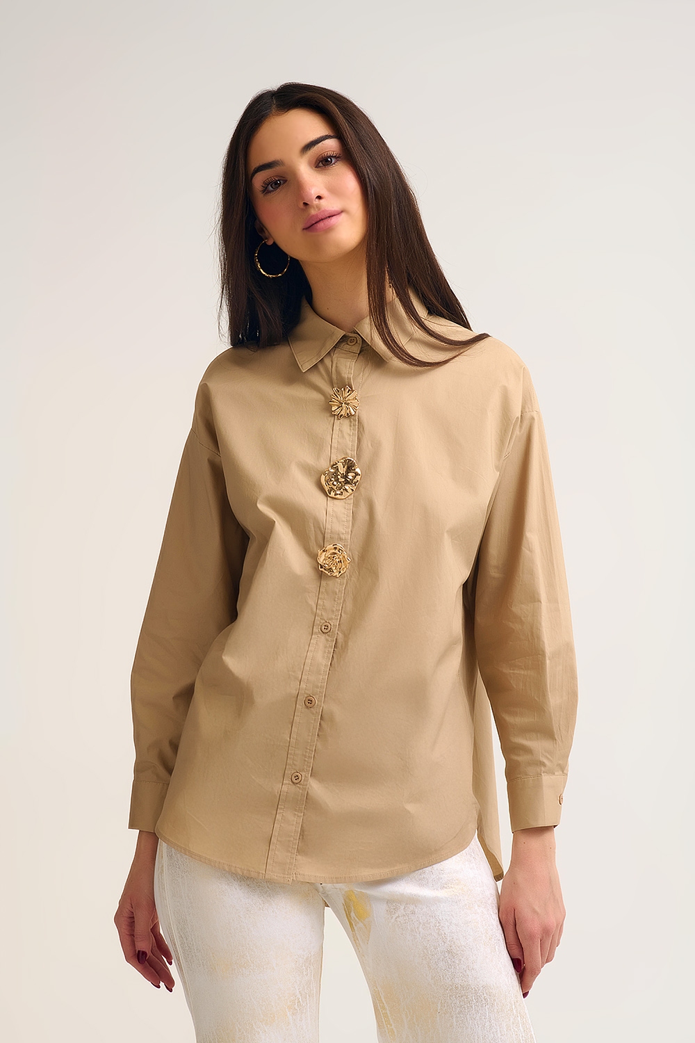 Camisa beige de popelina relajada de algod&oacute;n con botones dorados decorativos
