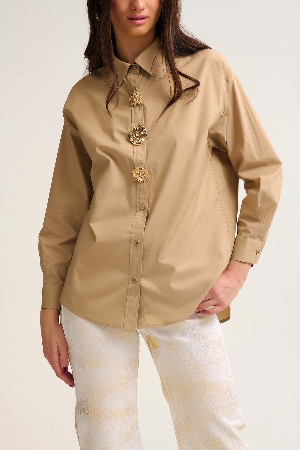 Camisa beige de popelina relajada de algod&oacute;n con botones dorados decorativos