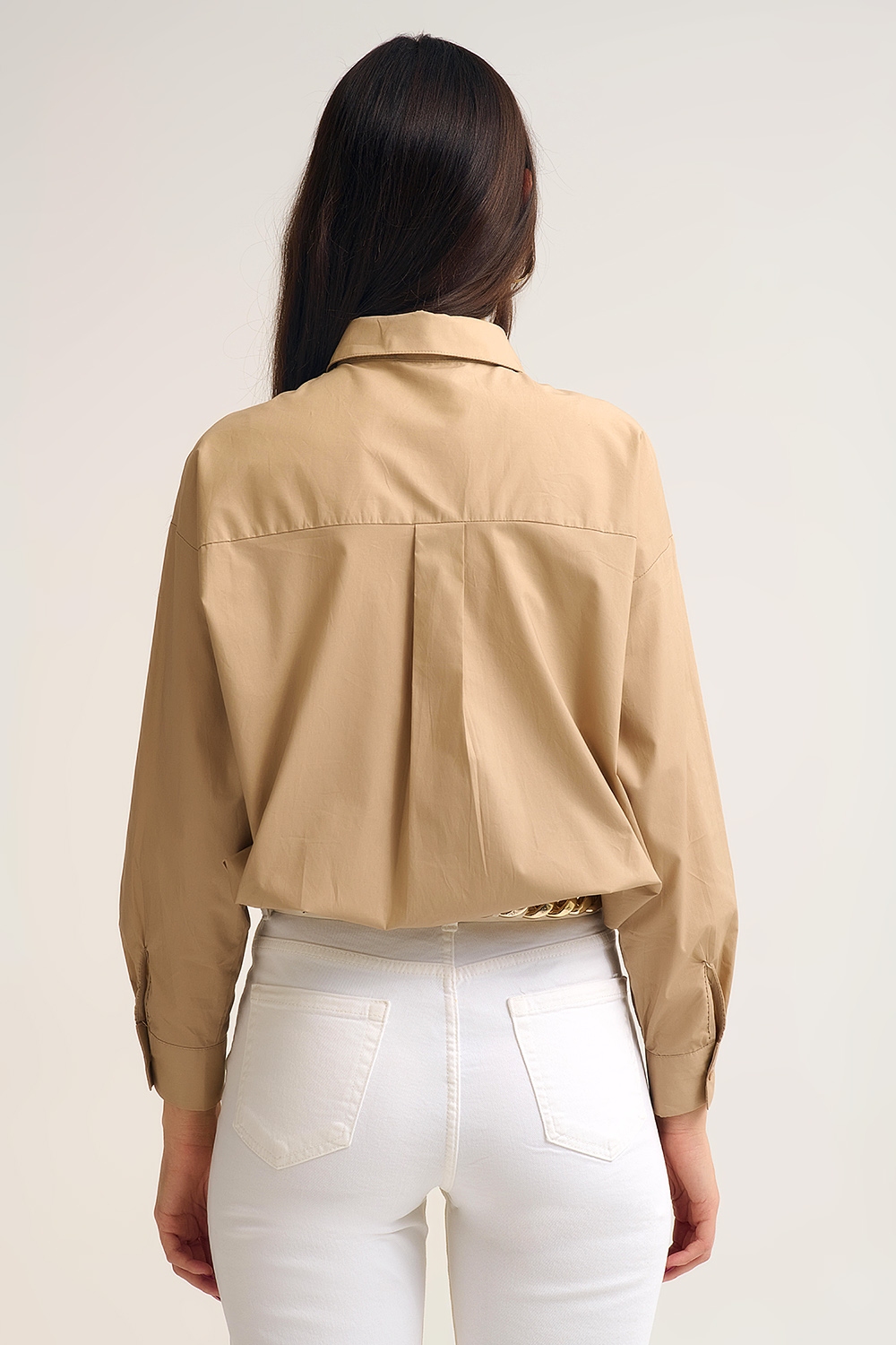 Camisa beige de popelina relajada de algod&oacute;n con botones dorados decorativos