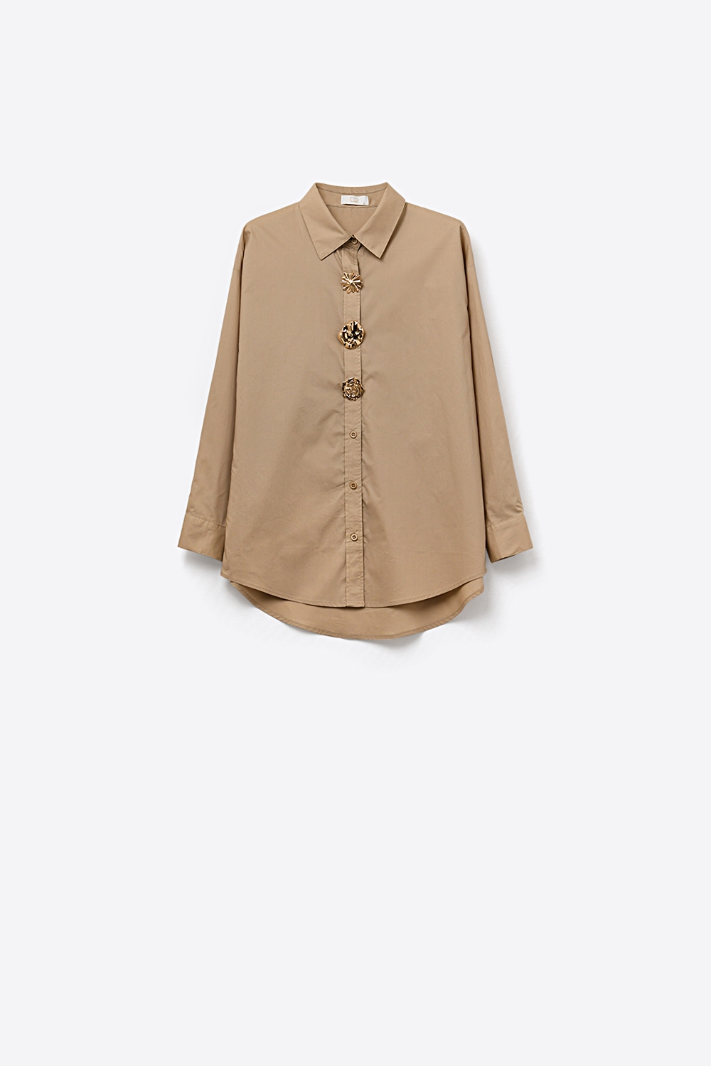 Camisa beige de popelina relajada de algod&oacute;n con botones dorados decorativos