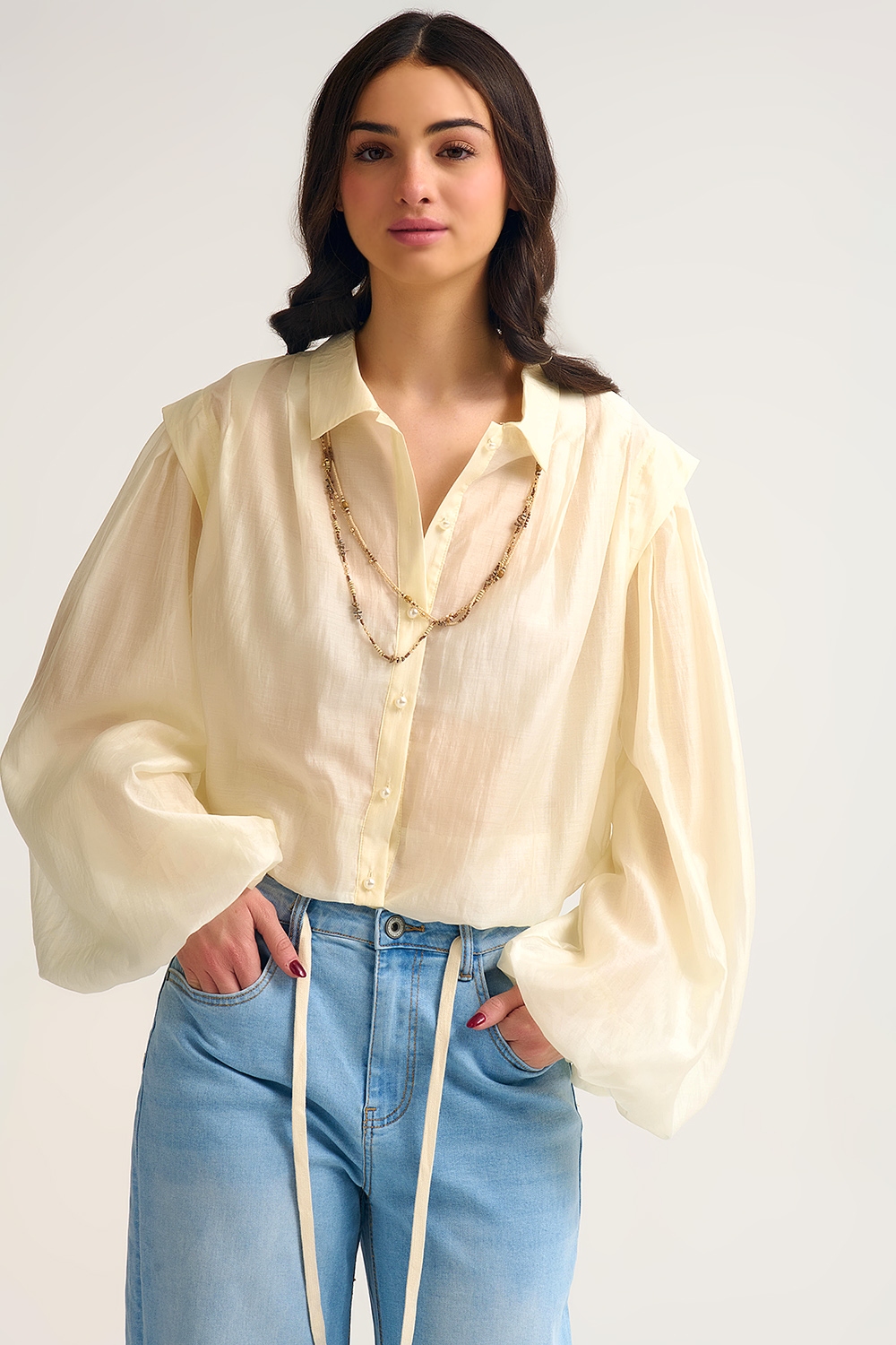 Blusa de seda Tencel en color crema con mangas globo y botones de nácar Blusa de seda Tencel en color crema con mangas globo y botones de nácar