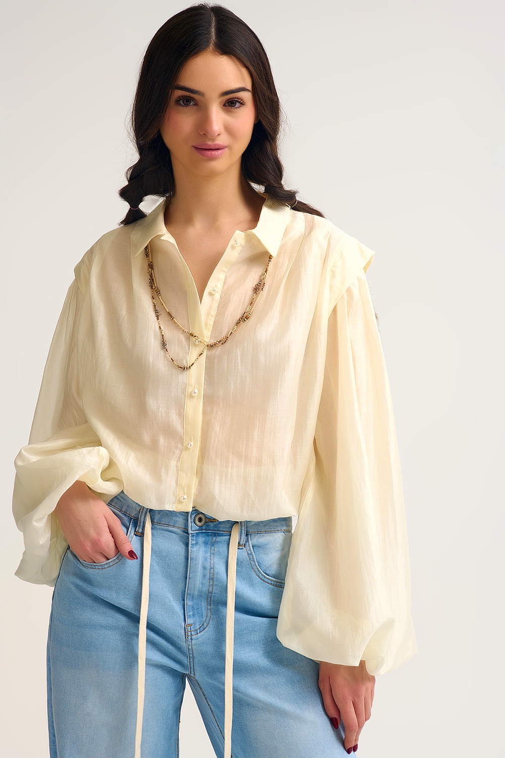Blusa de seda Tencel en color crema con mangas globo y botones de nácar Blusa de seda Tencel en color crema con mangas globo y botones de nácar