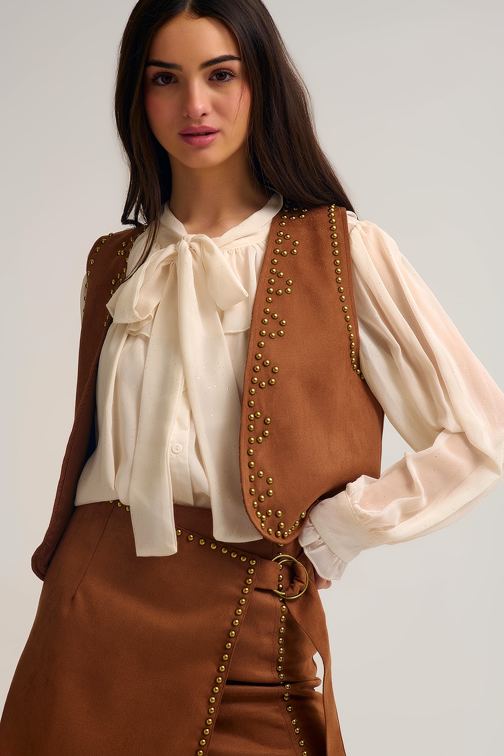 Chaleco camel con detalles de tachuelas met&aacute;licas