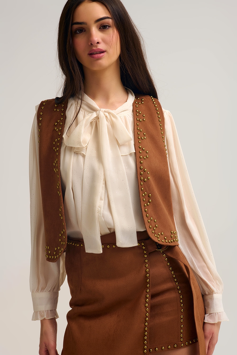 Chaleco camel con detalles de tachuelas met&aacute;licas