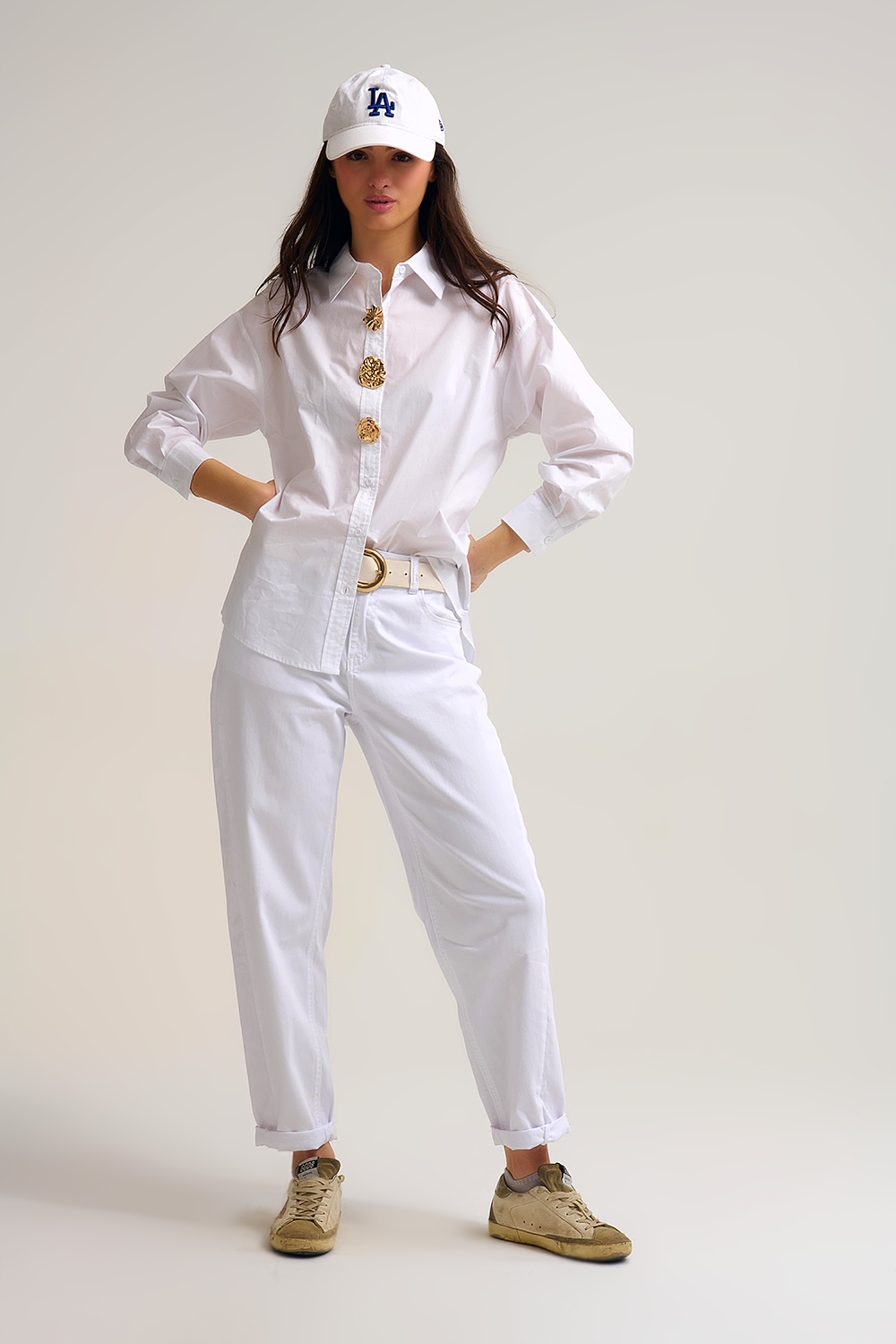 Camisa blanca de popelina relajada de algod&oacute;n con botones dorados decorativos