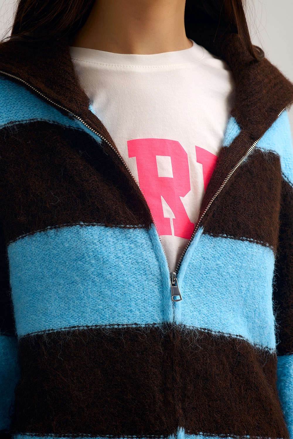 Chaqueta de punto azul con cremallera y rayas marrones Chaqueta de punto azul con cremallera y rayas marrones