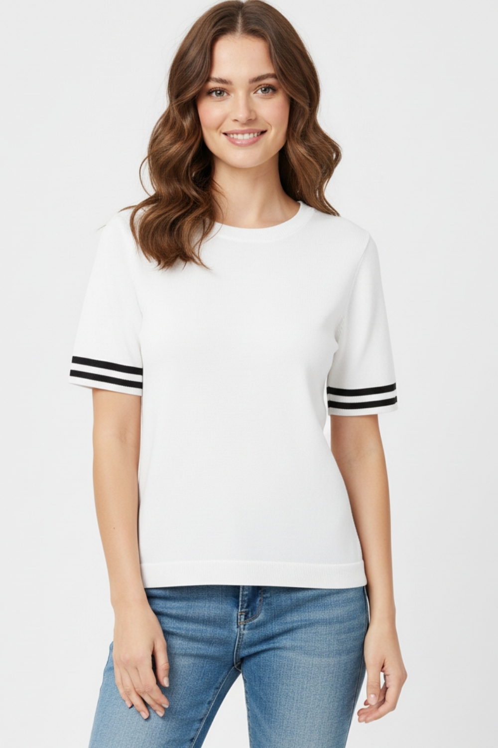 Su&eacute;ter de ajuste relajado en blanco con detalle de contraste negro