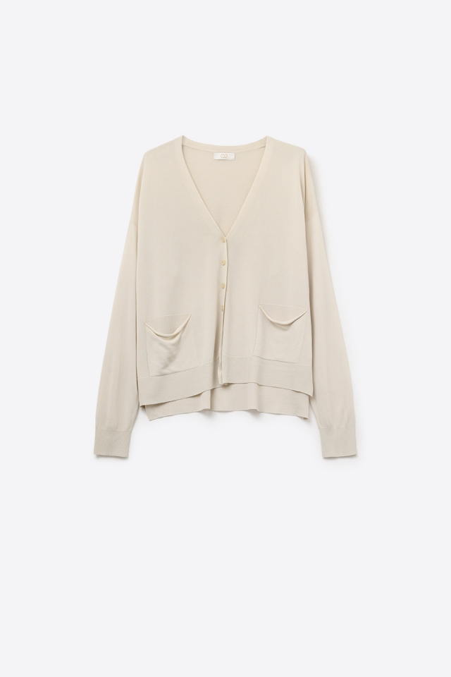 Rebeca de punto fino con bolsillos delanteros en beige