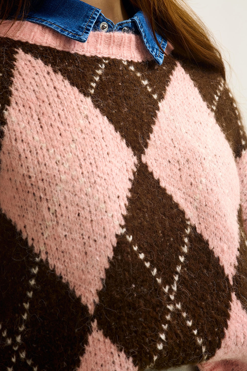 Jersey de punto de rombos rosa y marrón con mangas voluminosas Jersey de punto de rombos rosa y marrón con mangas voluminosas