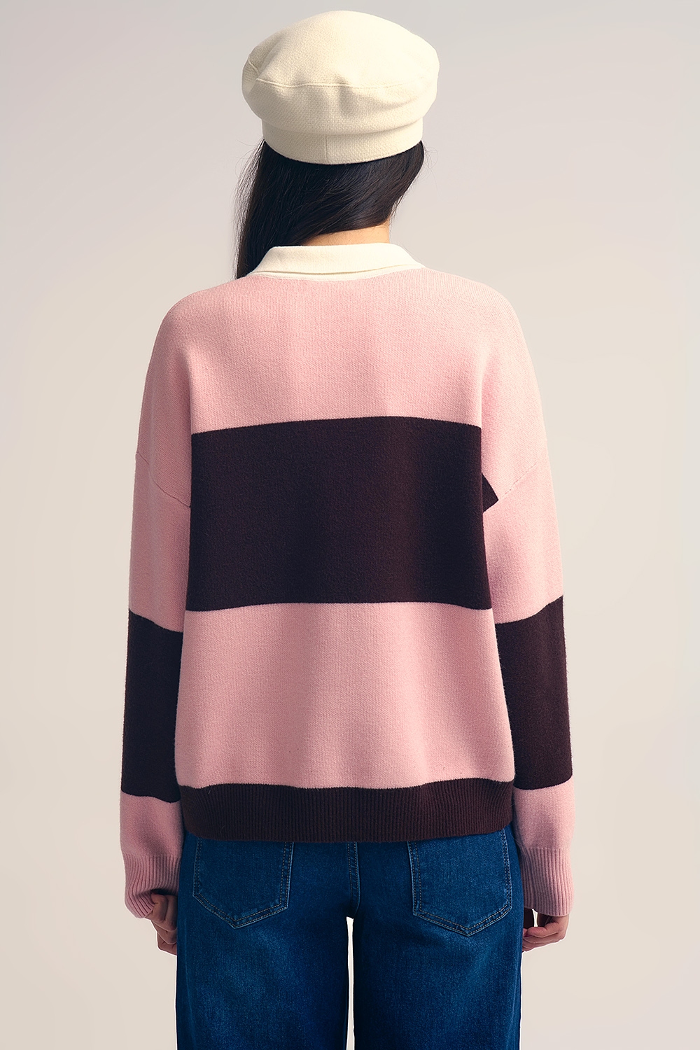 Polo de punto rosa con rayas marrones