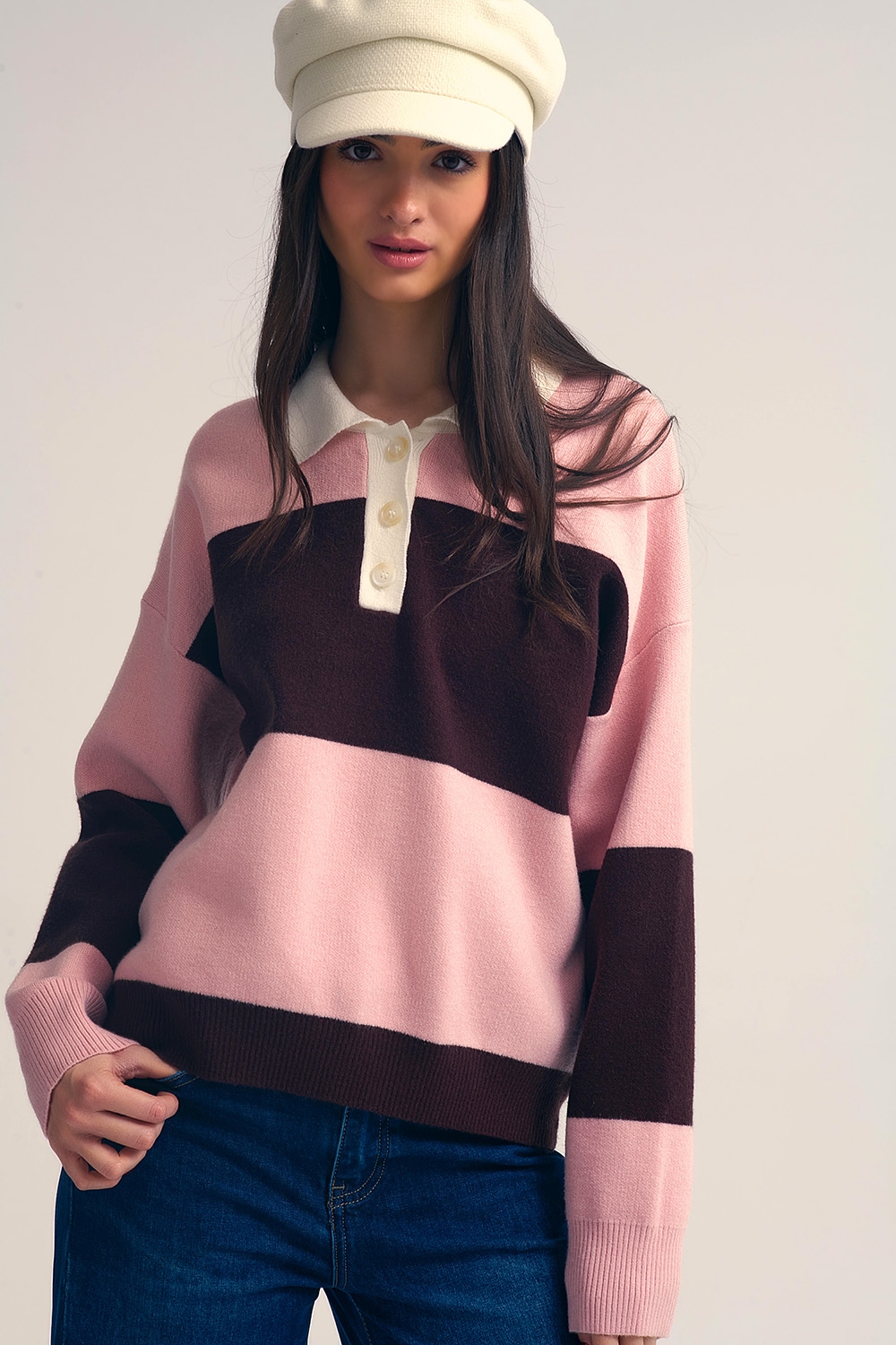 Polo de punto rosa con rayas marrones
