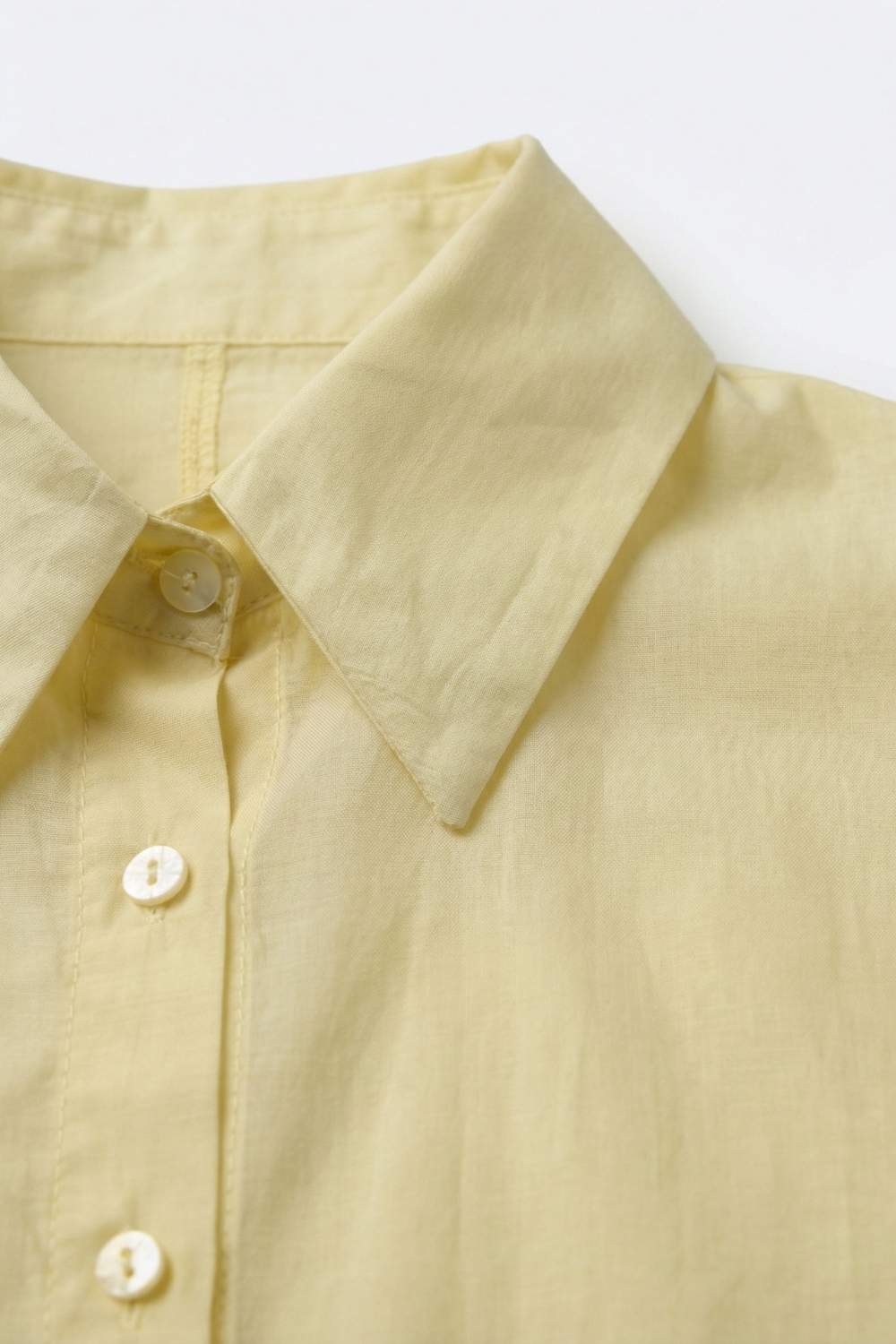 Camisa amarilla de sat&eacute;n brillante Camisa abotonada de corte relajado