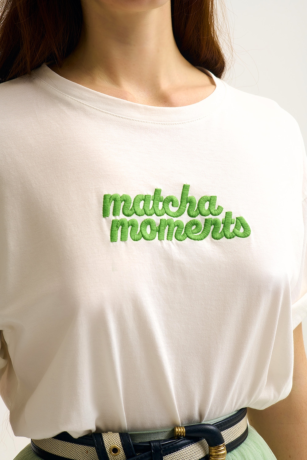 Camiseta blanca Matcha Moments bordada en verde Camiseta blanca Matcha Moments bordada en verde