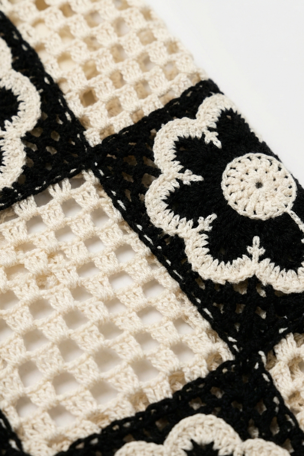 Pantalones acampanados de crochet en blanco y crema con motivo floral