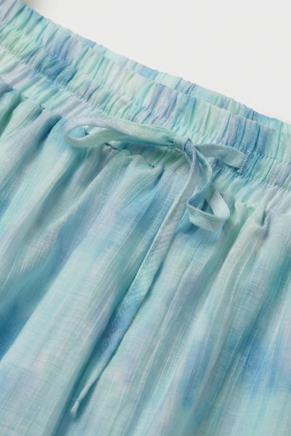 Pantal&oacute;n corto de burbuja te&ntilde;ido anudado con cintura el&aacute;stica con cord&oacute;n ajustable en color aqua