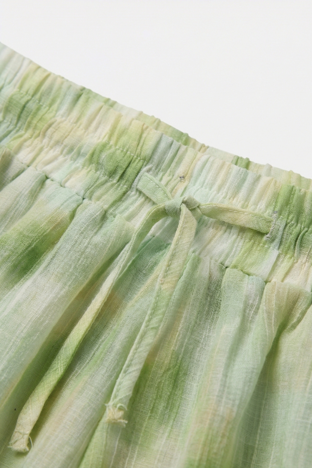 Pantalón corto de burbujas tie-dye con cintura elástica y cordón en color lima Pantalón corto de burbujas tie-dye con cintura elástica y cordón en color lima
