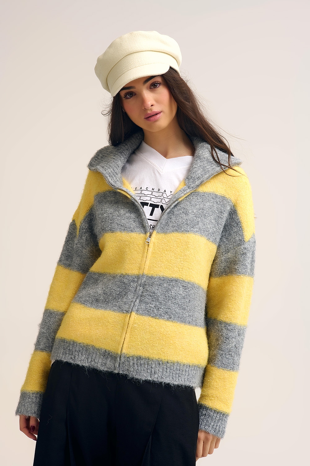 Chaqueta de punto amarilla con cremallera y rayas grises Chaqueta de punto amarilla con cremallera y rayas grises