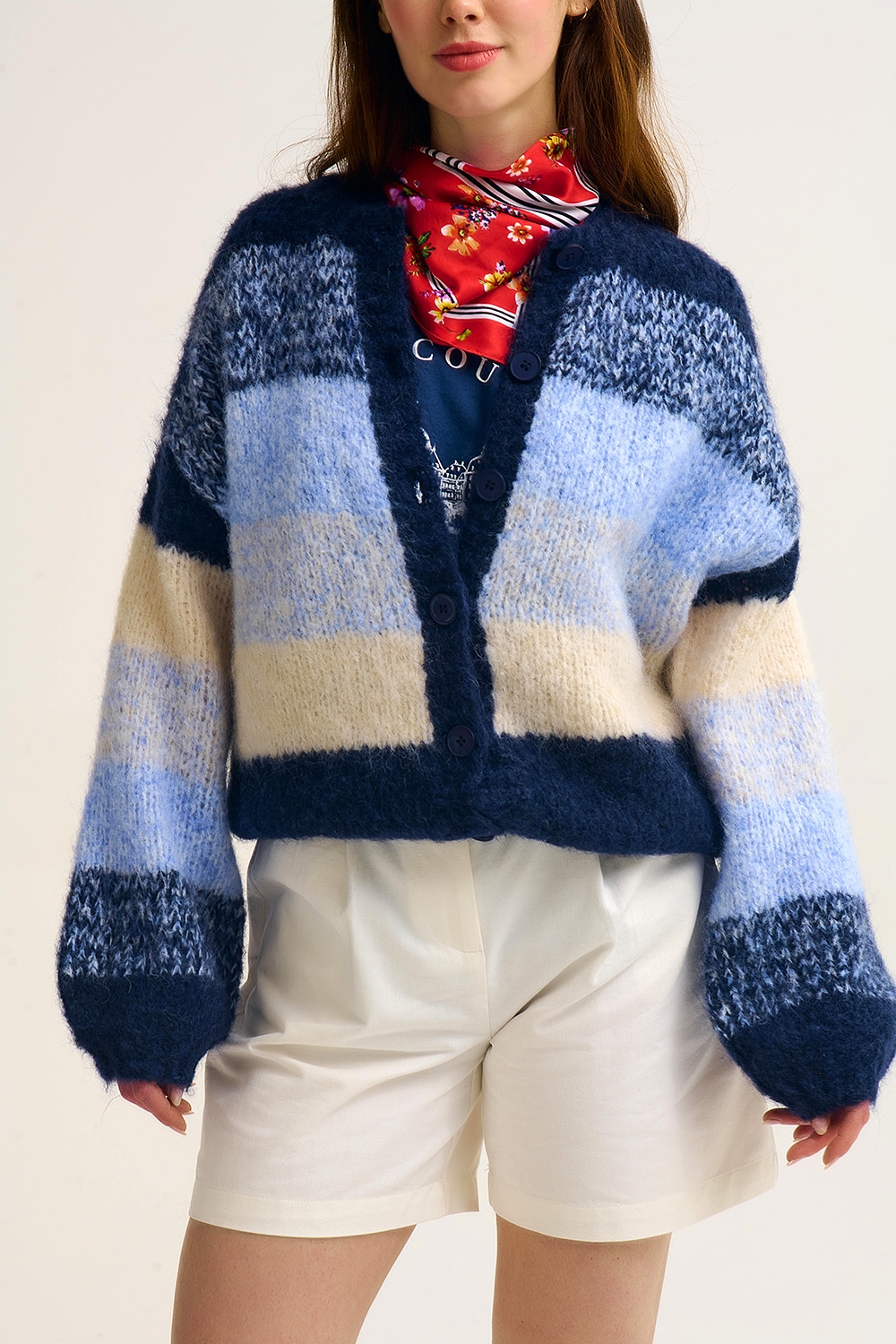 Chaqueta de punto grueso en degradado azul marino con textura suave y botones delante